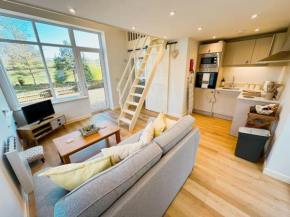 Honey Bee Cottage - Cute Couples Getaway